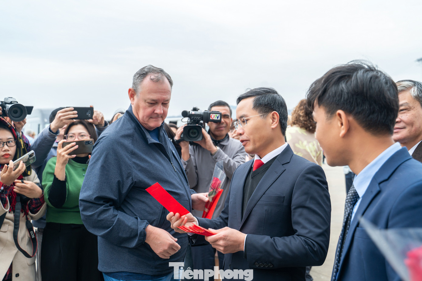 Ông Phạm Đức Ấn - Chủ tịch UBND tỉnh Quảng Ninh - cùng lãnh đạo Sở Du lịch; TP Hạ Long; Ban Quản lý vịnh Hạ Long đến chúc Tết, tặng hoa và lì xì may mắn đầu năm cho các vị khách quốc tế.