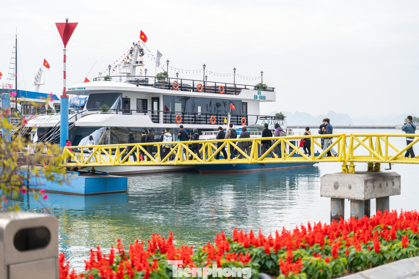 Ngay sau khi cập bến Cảng tàu khách quốc tế Hạ Long, đoàn du khách đi tham quan Vịnh Hạ Long cũng như các điểm vui chơi giải trí, di tích lịch sử - văn hoá của Quảng Ninh…