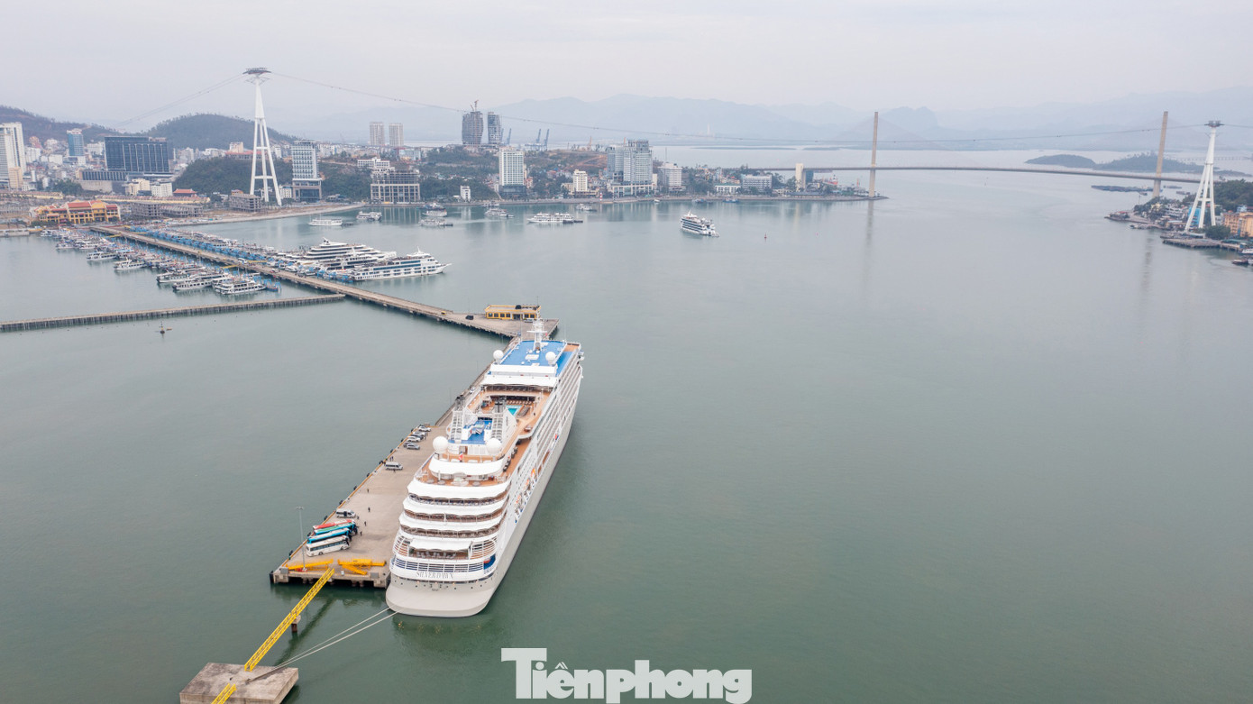 Theo bà Huyền Anh, nhiều cơ sở hạ tầng như sân bay, cảng tàu, đội tàu du lịch được đầu tư hiện đại… sẽ là nền tảng để du lịch phát triển. Tiêu biểu, Cảng tàu khách quốc tế Hạ Long là cảng tàu khách chuyên biệt duy nhất của Việt Nam, thường xuyên đón những hãng du thuyền lớn nhất trên thế giới...