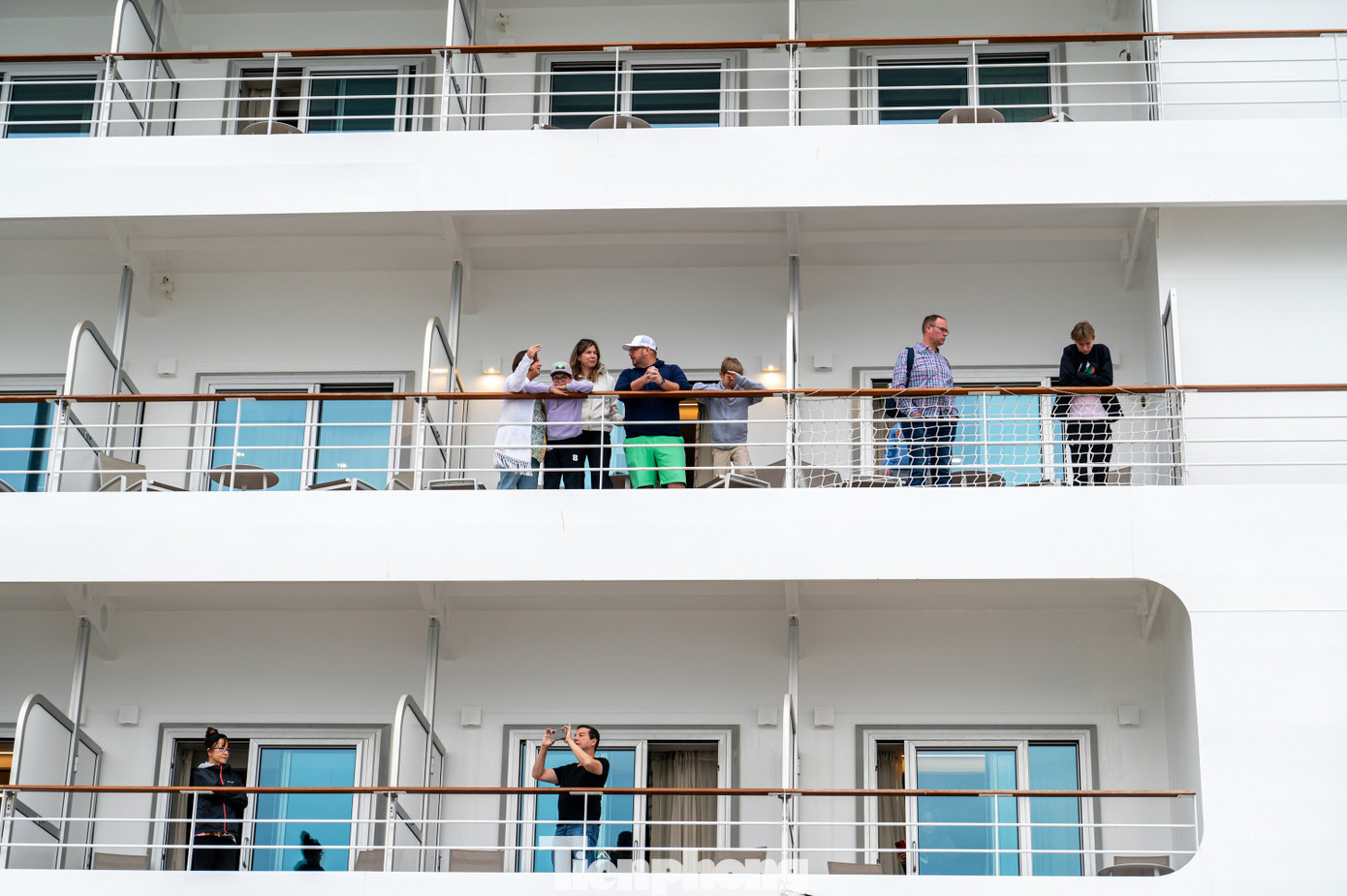 Năm 2025 cũng là năm hứa hẹn bội thu của du lịch tàu biển khi Cảng tàu khách quốc tế Hạ Long thông báo đã có khoảng 70 chuyến tàu biển quốc tế đến từ nhiều quốc gia như Anh, Pháp, Đức, Trung Quốc... mang theo gần 90.000 lượt khách cập cảng tàu khách quốc tế Hạ Long trong năm 2025.