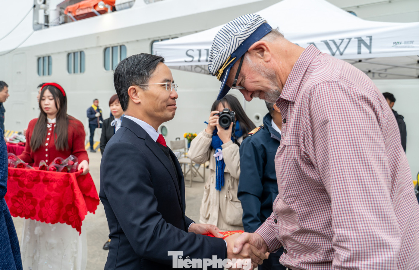 Ông gửi lời chúc mừng năm mới tốt lành, may mắn nhất tới toàn thể du khách cũng như chúc du khách có một chuyến tham quan TP Hạ Long thật ấn tượng, thú vị và vui vẻ.