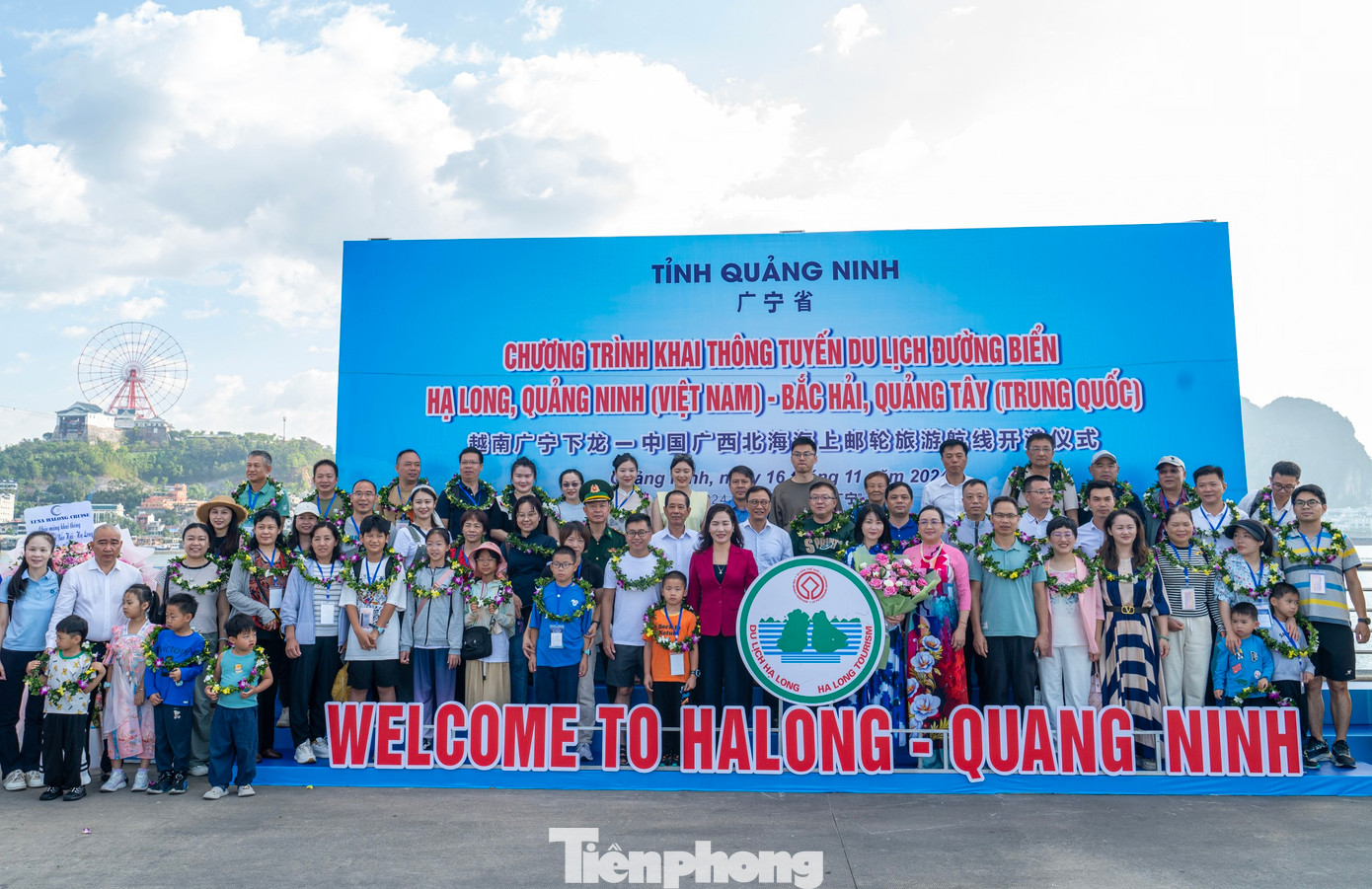 Tại Cảng tàu khách quốc tế Hạ Long, bà Nguyễn Thị Hạnh - Phó Chủ tịch UBND tỉnh Quảng Ninh - cùng lãnh đạo UBND tỉnh, Sở Du lịch đã nồng nhiệt đón tiếp thành viên thủy thủ đoàn và các vị khách đầu tiên đến Hạ Long theo hải trình mới và chụp ảnh cùng du khách