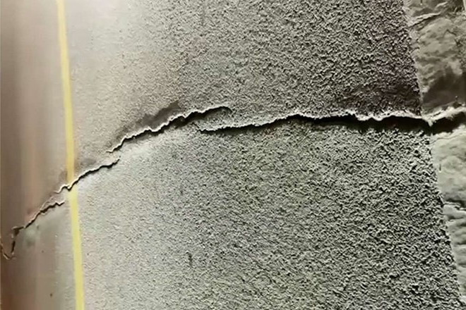 Cầu Ka Long bị tạm dừng lưu thông các phương tiện do xuất hiện vết nứt trên mặt cầu.