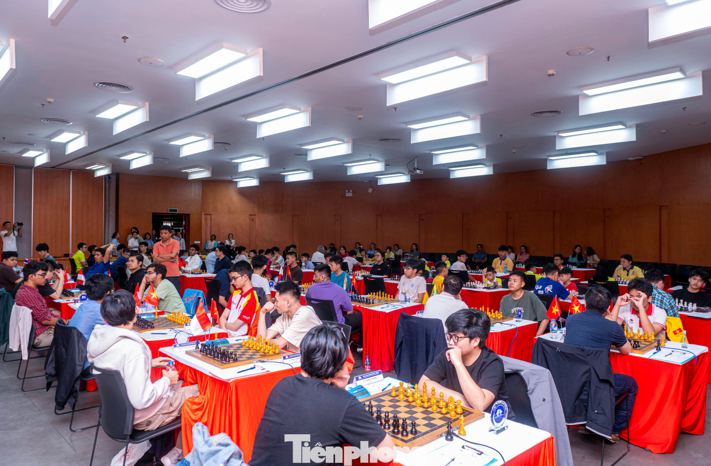 Phó giám đốc Sở Văn hóa, Thể thao và Du lịch tỉnh Quảng Ninh cho biết, những năm qua, tỉnh Quảng Ninh đã tập trung đầu tư xây dựng cơ sở hạ tầng, đặc biệt là đầu tư xây dựng các thiết chế văn hóa hóa-thể thao lớn như: Bảo tàng; Thư viện; Cung Quy hoạch, hội chợ và triển lãm; Trung tâm Thể thao tỉnh ... Các công trình này đã phát huy hiệu quả sau đầu tư xây dựng và đủ điều kiện để đăng cai các sự kiện văn hóa, thể thao lớn của tỉnh, toàn quốc và quốc tế.