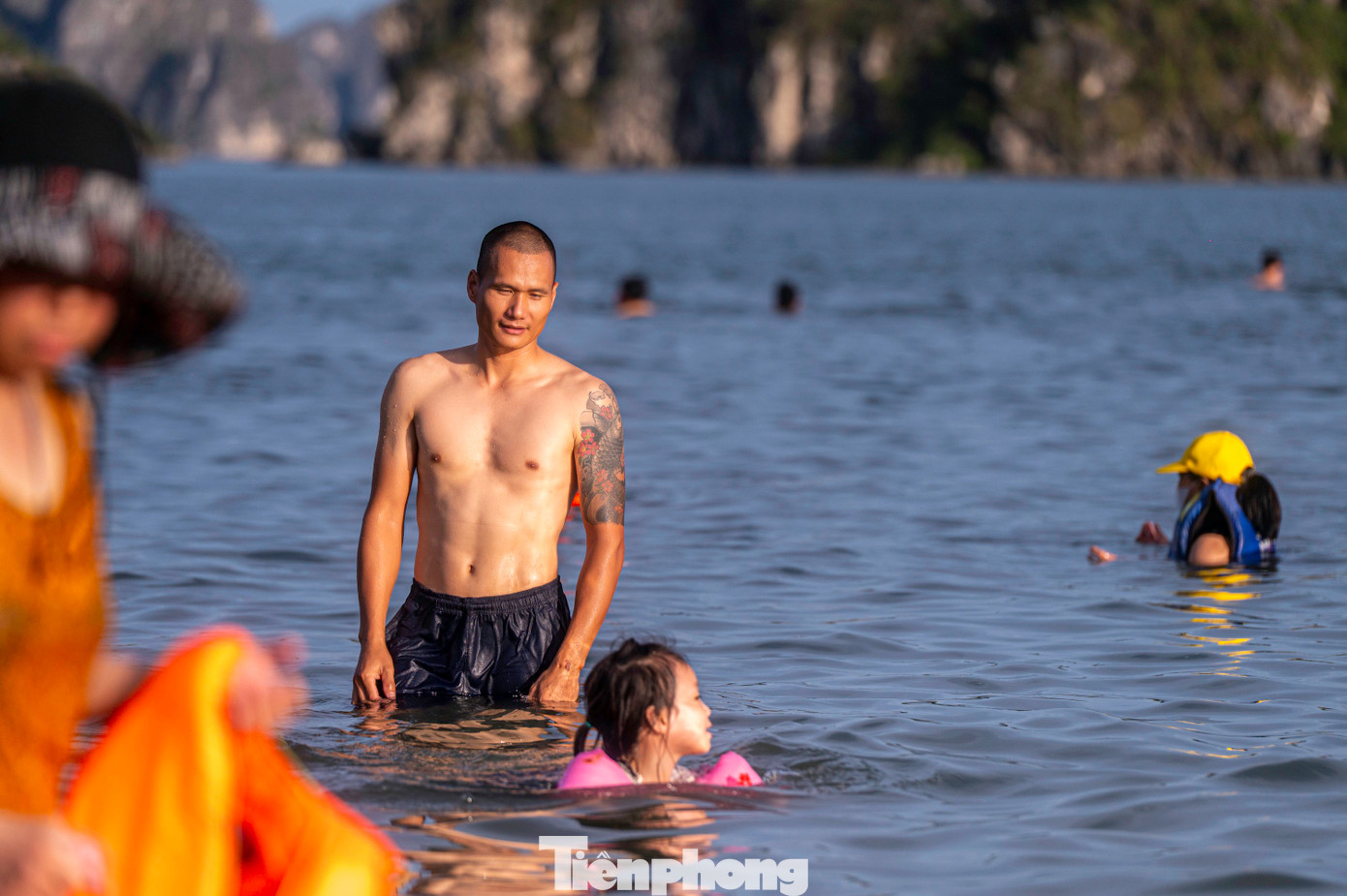 Anh Nguyễn Mạnh Quân, trú phường Hồng Hà, cho biết tranh thủ con mới nghỉ hè và thời tiết nắng nóng nên chiều nào anh cũng đưa con ra bãi biển Hòn Gai để học bơi. "Thời tiết hôm nay nóng bức nên tôi đưa cháu ra muộn hơn", anh Quân chia sẻ.