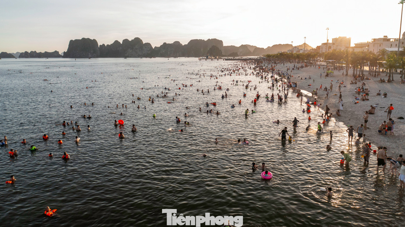 Ngày Quốc tế Thiếu nhi 1/6, thời tiết tại TP Hạ Long, tỉnh Quảng Ninh oi bức, nhiệt độ vào thời điểm giữa trưa lên đến 37 độ.