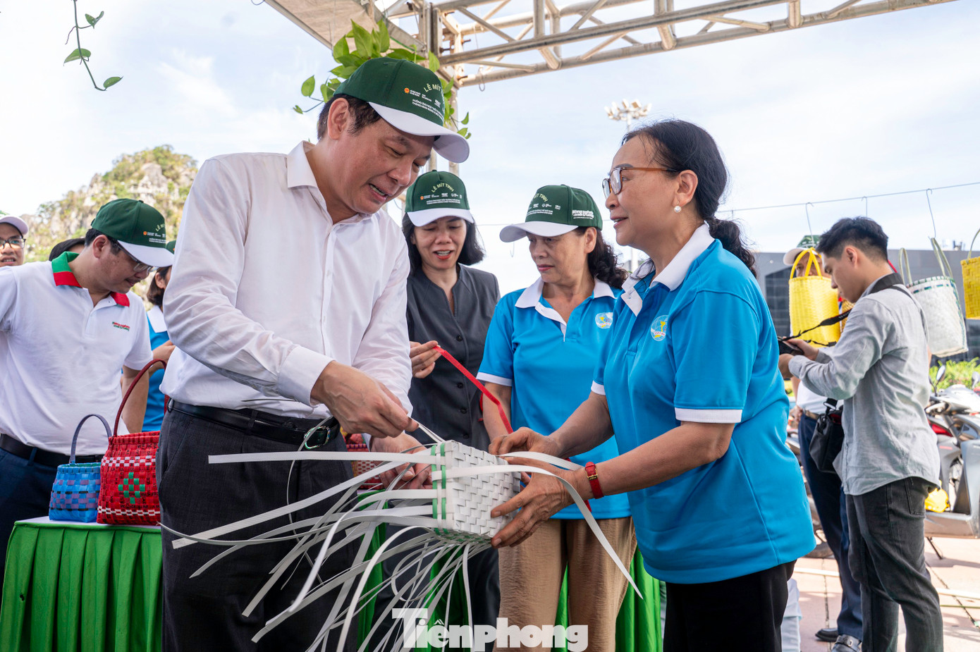 Các phong trào “Ngày thứ Bảy xanh”, “Hành trình xanh”, “Thu gom rác nhựa dọc bờ biển”… cùng nhiều chiến dịch thu gom rác nhựa tại các điểm du lịch ven biển, vịnh Hạ Long… được duy trì thực hiện thường xuyên. Đặc biệt, nhiều tổ chức tại Quảng Ninh có nhiều sáng kiến đổi rác lấy tiền để tái thiết môi trường sống hay "hồi sinh" rác thải thành các sản phẩm như giỏ xách, túi , tranh, quà lưu niệm... bày bán tới khách du lịch khi đến tham quan Hạ Long.