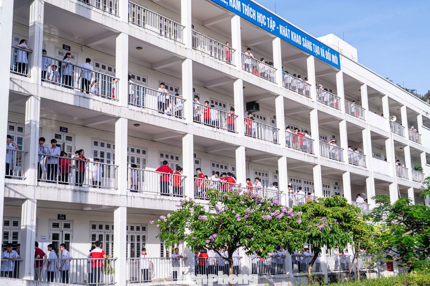 Theo Sở Giáo dục và Đào tạo, toàn tỉnh Quảng Ninh có 32 hội đồng thi với hơn 2.000 cán bộ, giáo viên, nhân viên và lực lượng phối hợp đáp ứng các yêu cầu tổ chức thi, thuận tiện cho thí sinh và an toàn cho công tác tổ chức của kỳ thi. Theo Sở Giáo dục và Đào tạo, toàn tỉnh Quảng Ninh có 32 hội đồng thi với hơn 2.000 cán bộ, giáo viên, nhân viên và lực lượng phối hợp đáp ứng các yêu cầu tổ chức thi, thuận tiện cho thí sinh và an toàn cho công tác tổ chức của kỳ thi.