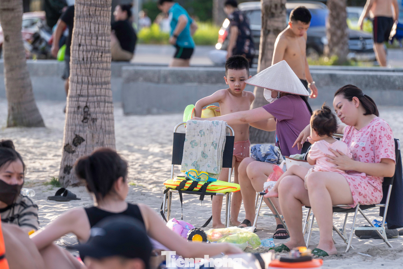 Một số gia đình chỉ đưa trẻ nhỏ ra bờ biển ngồi để hóng gió.
