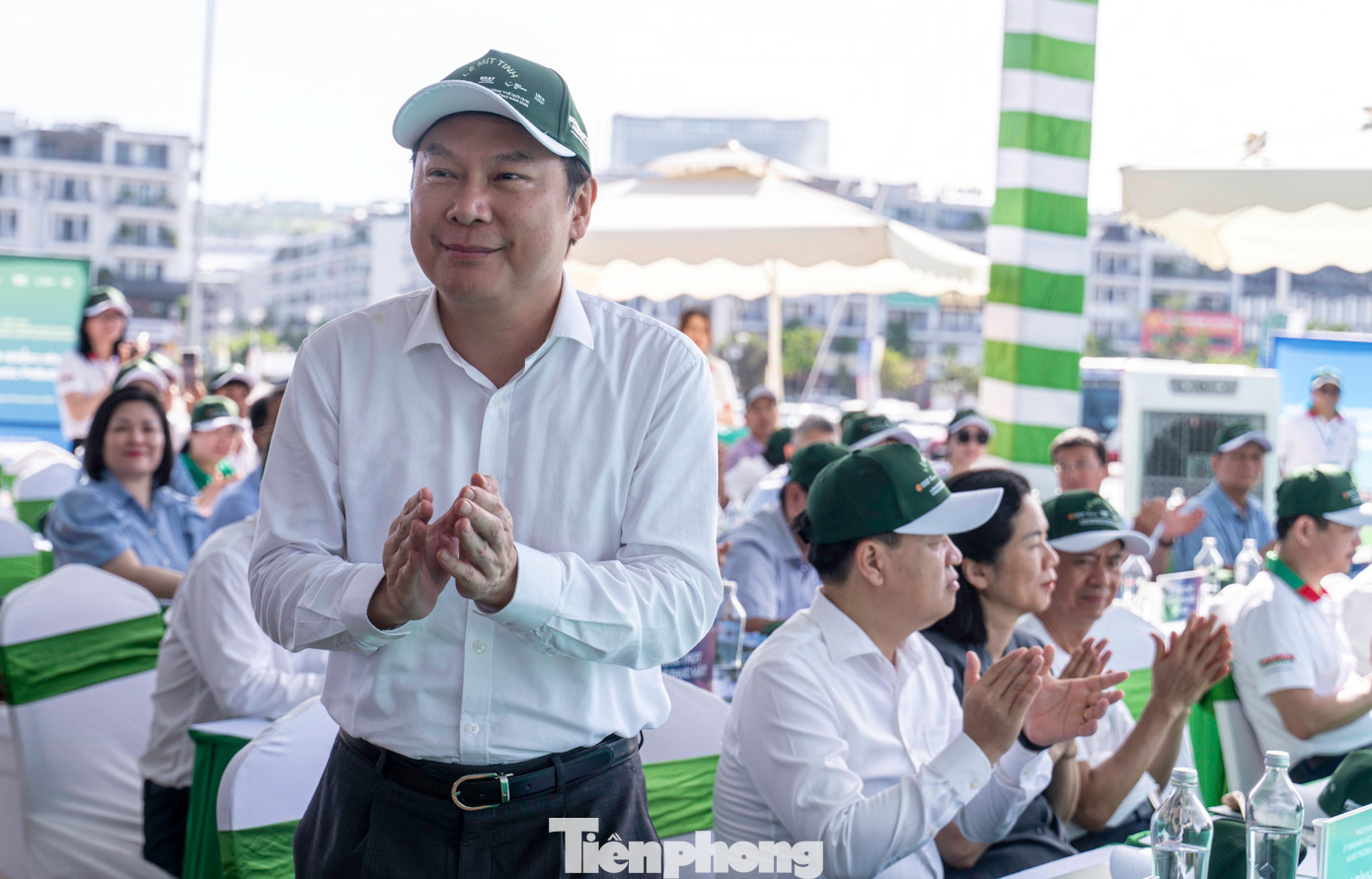 Tham dự lễ phát động có ông Lê Công Thành, Thứ trưởng Bộ Nông nghiệp và Môi trường; ông Tạ Đình Thi, Phó Chủ nhiệm Ủy ban Khoa học, Công nghệ và Môi trường Quốc hội; ông Nghiêm Xuân Cường, Phó Chủ tịch UBND tỉnh Quảng Ninh; hơn 1.000 đại biểu là đại diện lãnh đạo một số ban, bộ, ngành Trung ương và địa phương cùng đại diện các tổ chức quốc tế và nhân dân trong tỉnh Quảng Ninh.