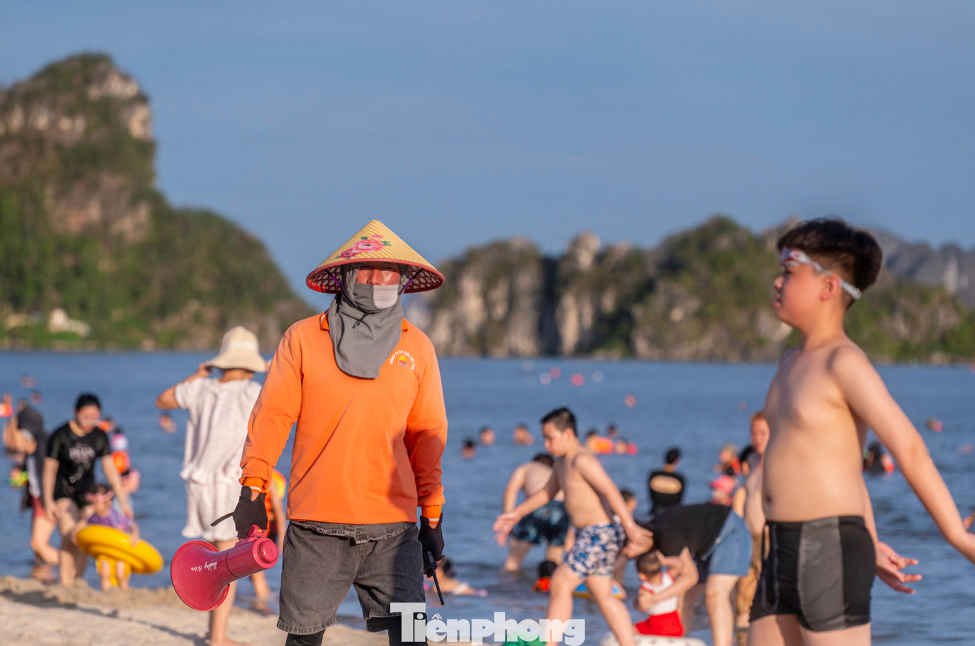 Lực lượng cứu hộ luôn luôn túc trực tại các chòi gác và thông báo bằng loa khi có sự cố xảy ra.