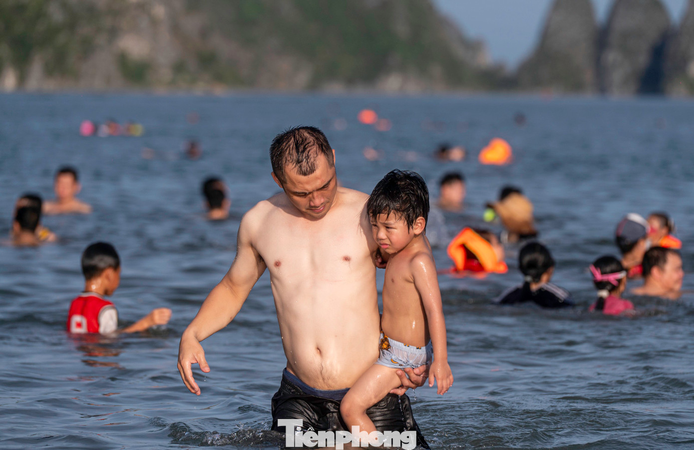 Theo người dân Hạ Long, đây là đợt nắng nóng đỉnh điểm đầu tiên của mùa hè năm nay, thời tiết oi bức khiến trẻ nhỏ vô cùng khó chịu.