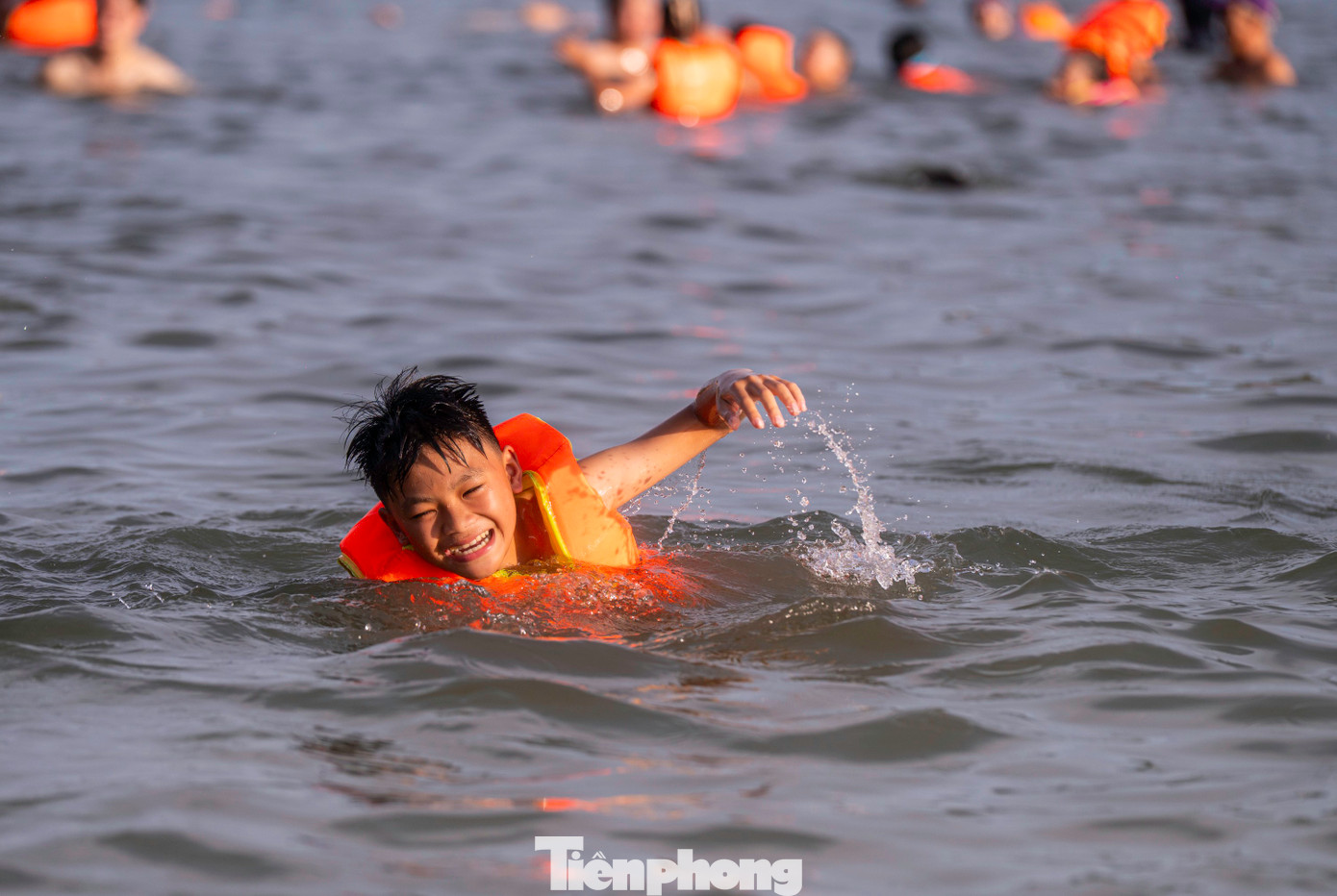 Theo thông báo từ Ban quản lý, bãi tắm Hòn Gai sẽ hoạt động đến 18h30, sau thời gian trên người dân phải lên bờ.