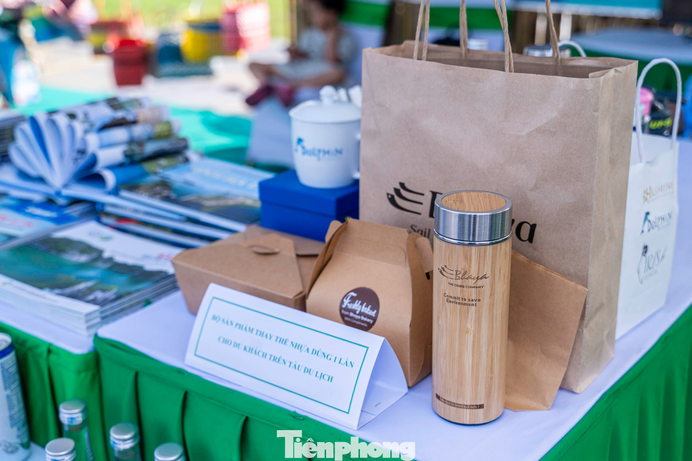 Việt Nam cũng đã ban hành Luật Bảo vệ môi trường 2020; kế hoạch hành động quốc gia về rác thải nhựa đại dương với mục tiêu đến năm 2030 sẽ giảm thiểu 75% rác thải nhựa trên biển và đại dương, 100% ngư cụ khai thác thủy sản bị mất hoặc bị vứt bỏ được thu gom, chấm dứt việc thải bỏ ngư cụ trực tiếp xuống biển, 100% khu, điểm du lịch, cơ sở kinh doanh dịch vụ lưu trú du lịch ven biển không sử dụng sản phẩm nhựa dùng một lần và túi ni lon khó phân hủy…