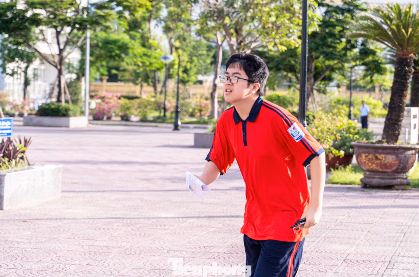 Ghi nhận của Báo Tiền Phong, thời tiết tại Quảng Ninh trong buổi sáng của ngày thi đầu tiên khá oi bức, nhiệt độ dao động trong khoảng 30-33 độ C.