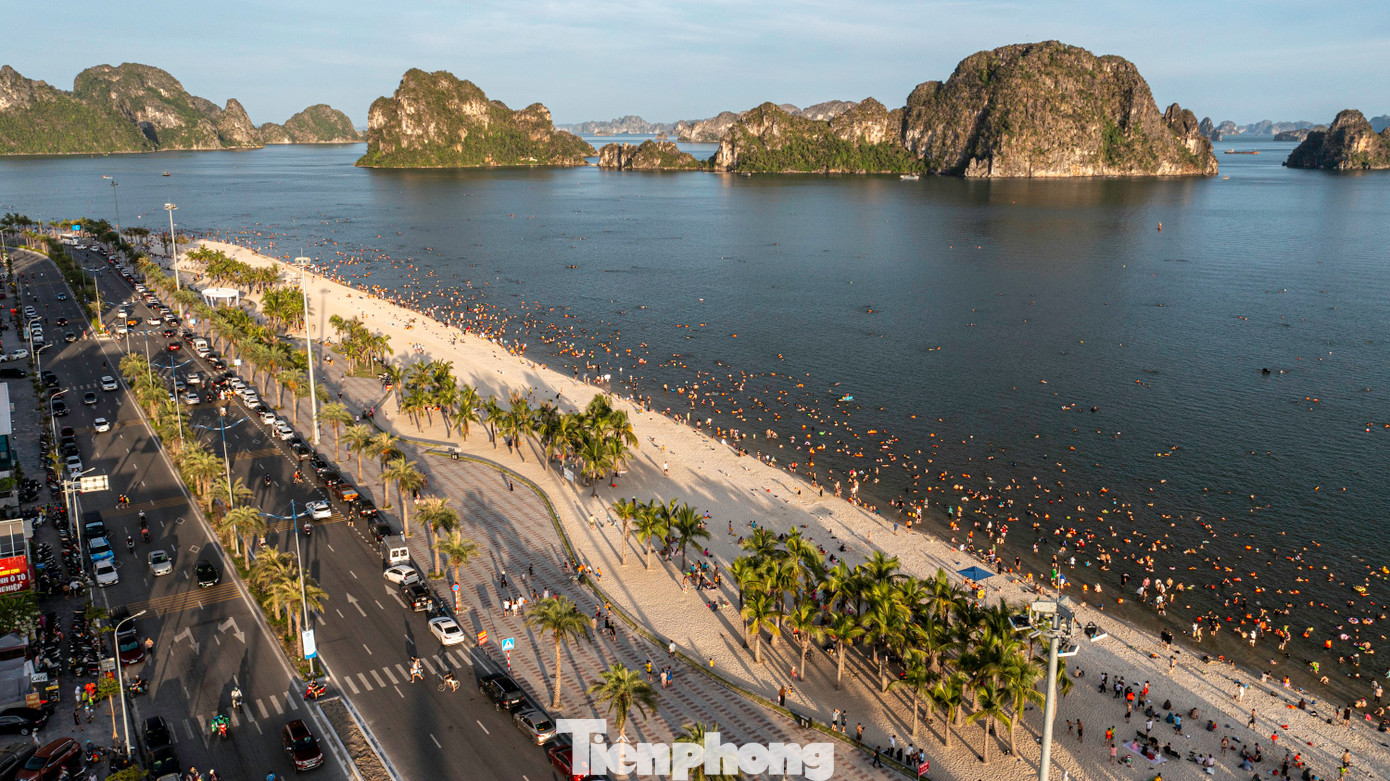 Bãi tắm Hòn Gai không chỉ có biển xanh và cát trắng tinh, mà còn đặc trưng với những rặng đá vôi nhô lên giữa biển, tạo nên bức tranh giống như Vịnh Hạ Long thu nhỏ. Biển ở đây thoai thoải, không dốc, rất an toàn cho gia đình có trẻ nhỏ. Có thể nói, đây là địa điểm lý tưởng để thư giãn và tận hưởng những khoảnh khắc bình yên giữa thiên nhiên.