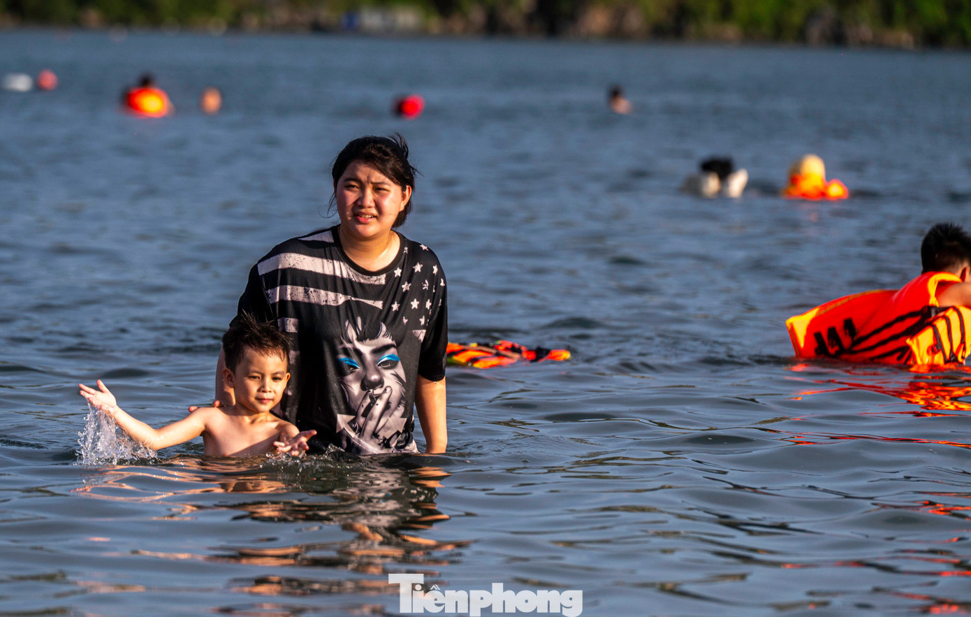 Ngâm mình vào làn nước biển xanh mát là cách hiệu quả nhất để xua tan cái nóng cả ngày của nhiều người từ trẻ em đến thanh niên, người lớn tuổi.