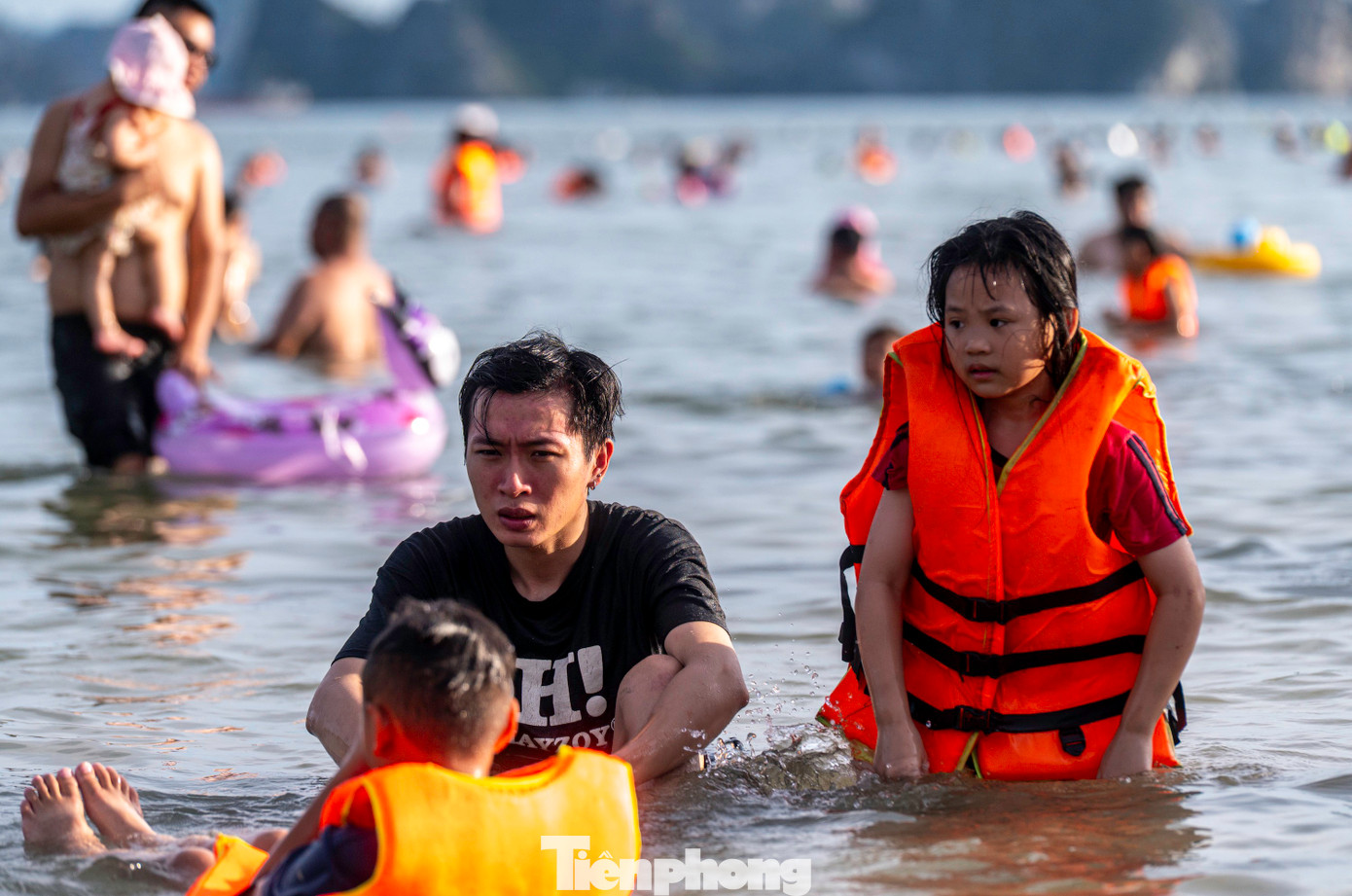 Đa số trẻ nhỏ được bố mẹ đưa xuống biển tắm để tránh nóng.