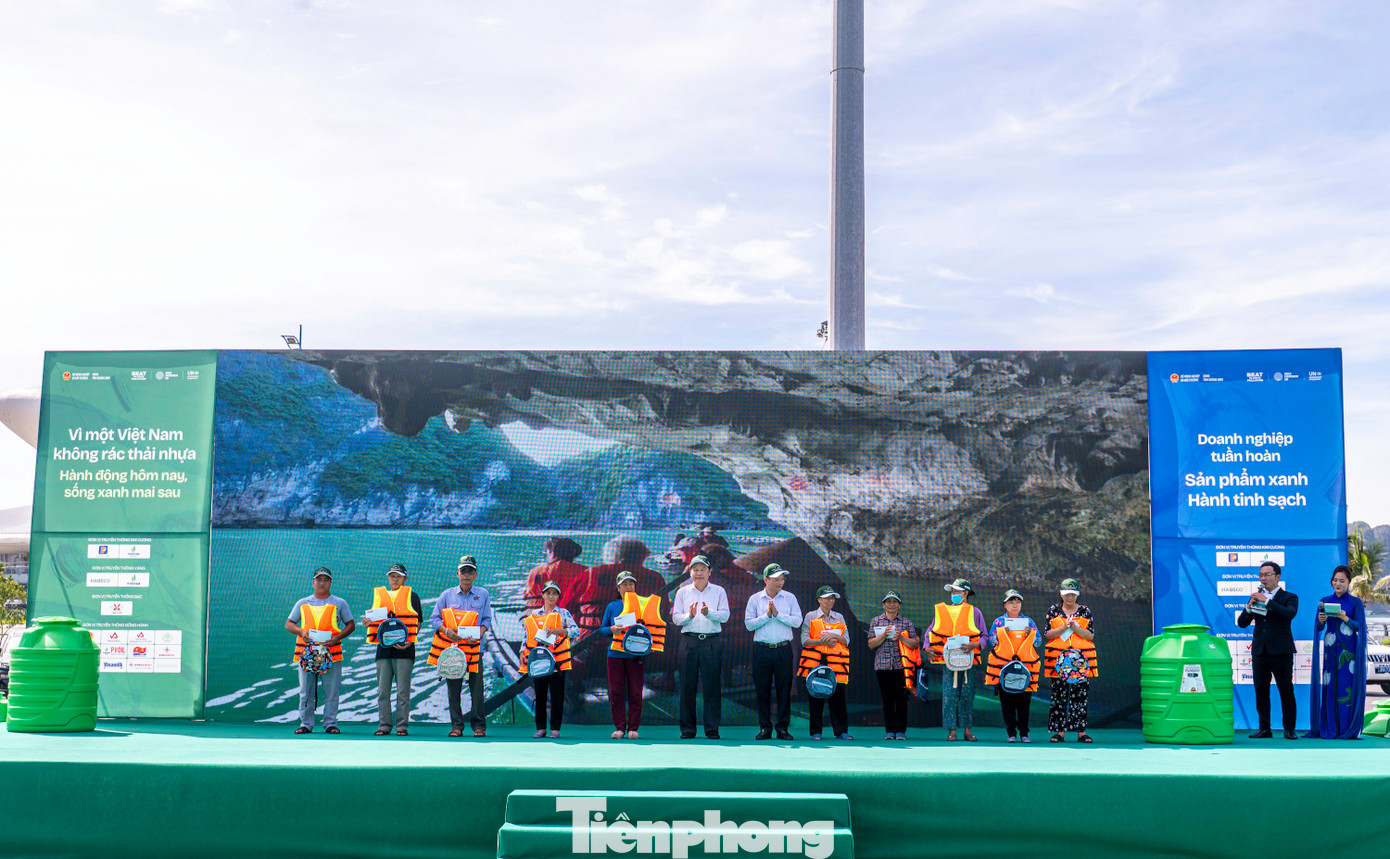 Trong chương trình, Bộ Nông nghiệp và Môi trường đã trao áo phao, thùng nhựa thân thiện với môi trường cho ngư dân TP Hạ Long. Đồng thời, trao tặng 2.000 túi vải không dệt bảo vệ môi trường và chai nước thủy tinh cho Ban Quản lý vịnh Hạ Long nhằm cùng các chủ tàu du lịch tham quan vịnh Hạ Long tuyên truyền, giới thiệu đến khách du lịch chung tay bảo vệ môi trường thiên nhiên.