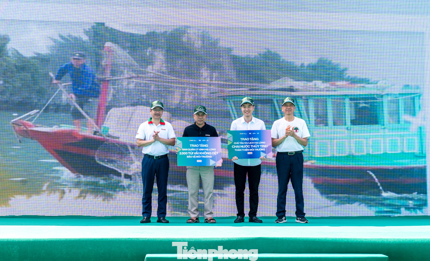 Trong chương trình, Bộ Nông nghiệp và Môi trường đã trao áo phao, thùng nhựa thân thiện với môi trường cho ngư dân TP Hạ Long. Đồng thời, trao tặng 2.000 túi vải không dệt bảo vệ môi trường và chai nước thủy tinh cho Ban Quản lý vịnh Hạ Long nhằm cùng các chủ tàu du lịch tham quan vịnh Hạ Long tuyên truyền, giới thiệu đến khách du lịch chung tay bảo vệ môi trường thiên nhiên.
