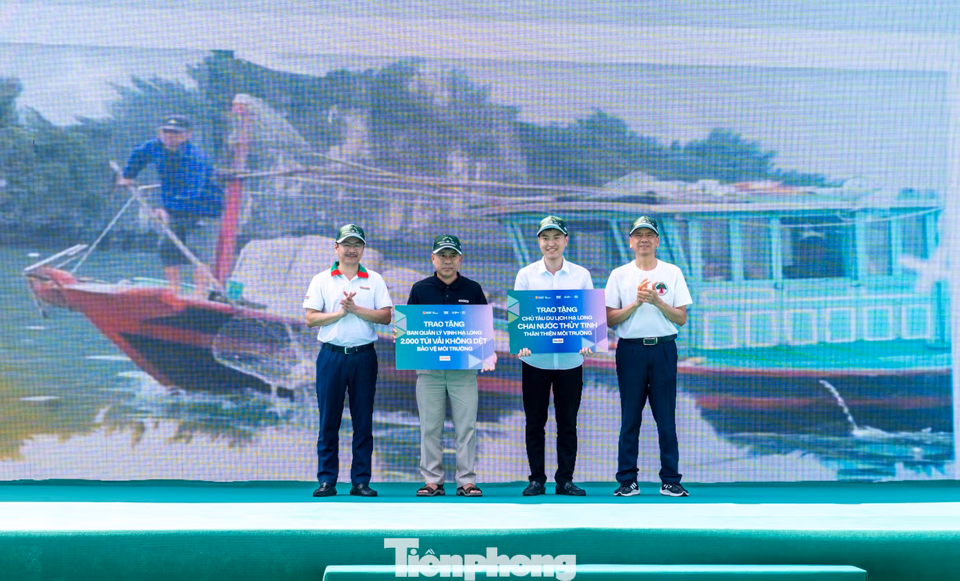 Trong chương trình, Bộ Nông nghiệp và Môi trường đã trao áo phao, thùng nhựa thân thiện với môi trường cho ngư dân TP Hạ Long. Đồng thời, trao tặng 2.000 túi vải không dệt bảo vệ môi trường và chai nước thủy tinh cho Ban Quản lý vịnh Hạ Long nhằm cùng các chủ tàu du lịch tham quan vịnh Hạ Long tuyên truyền, giới thiệu đến khách du lịch chung tay bảo vệ môi trường thiên nhiên. Trong chương trình, Bộ Nông nghiệp và Môi trường đã trao áo phao, thùng nhựa thân thiện với môi trường cho ngư dân TP Hạ Long. Đồng thời, trao tặng 2.000 túi vải không dệt bảo vệ môi trường và chai nước thủy tinh cho Ban Quản lý vịnh Hạ Long nhằm cùng các chủ tàu du lịch tham quan vịnh Hạ Long tuyên truyền, giới thiệu đến khách du lịch chung tay bảo vệ môi trường thiên nhiên.