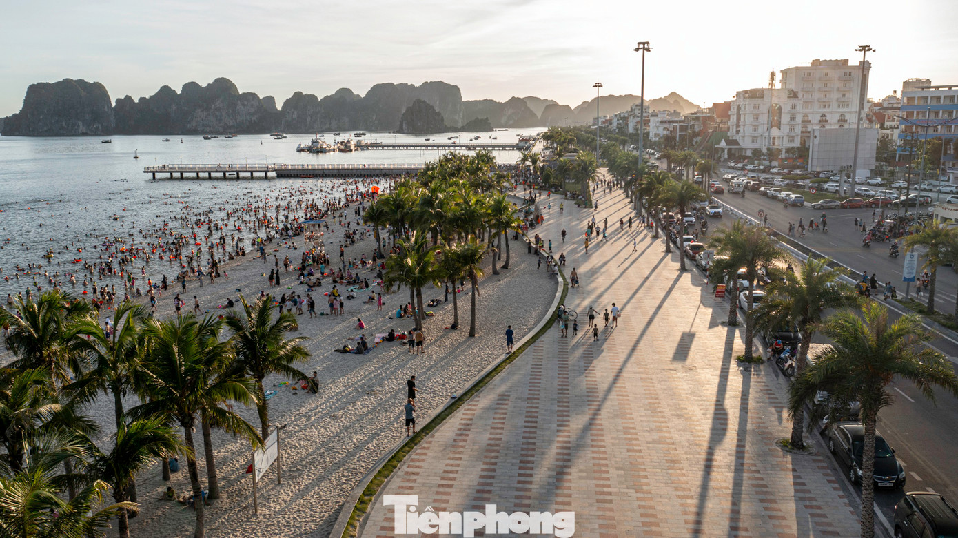 Bãi tắm Hòn Gai là một công trình sáng tạo của kiến trúc sư người Ý, chính thức khai trương vào ngày 1/5/2021. Đây là một trong những bãi biển Quảng Ninh toát lên sự sang trọng và hiện đại bậc nhất, với cảnh quan xung quanh được cải tạo hoàn toàn mới và vô cùng thoáng đãng.