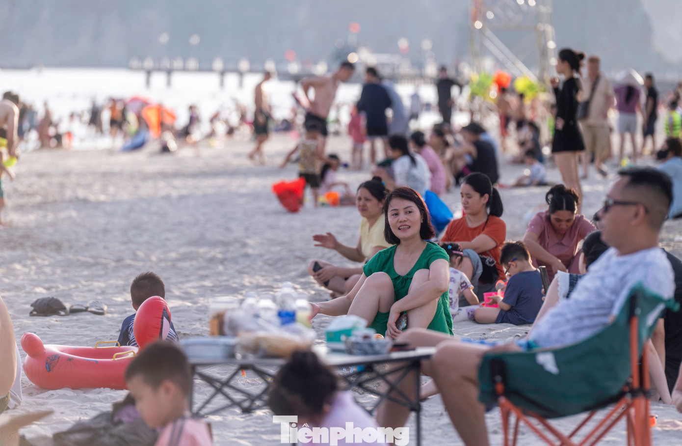 Một số gia đình chỉ đưa trẻ nhỏ ra bờ biển ngồi để hóng gió.