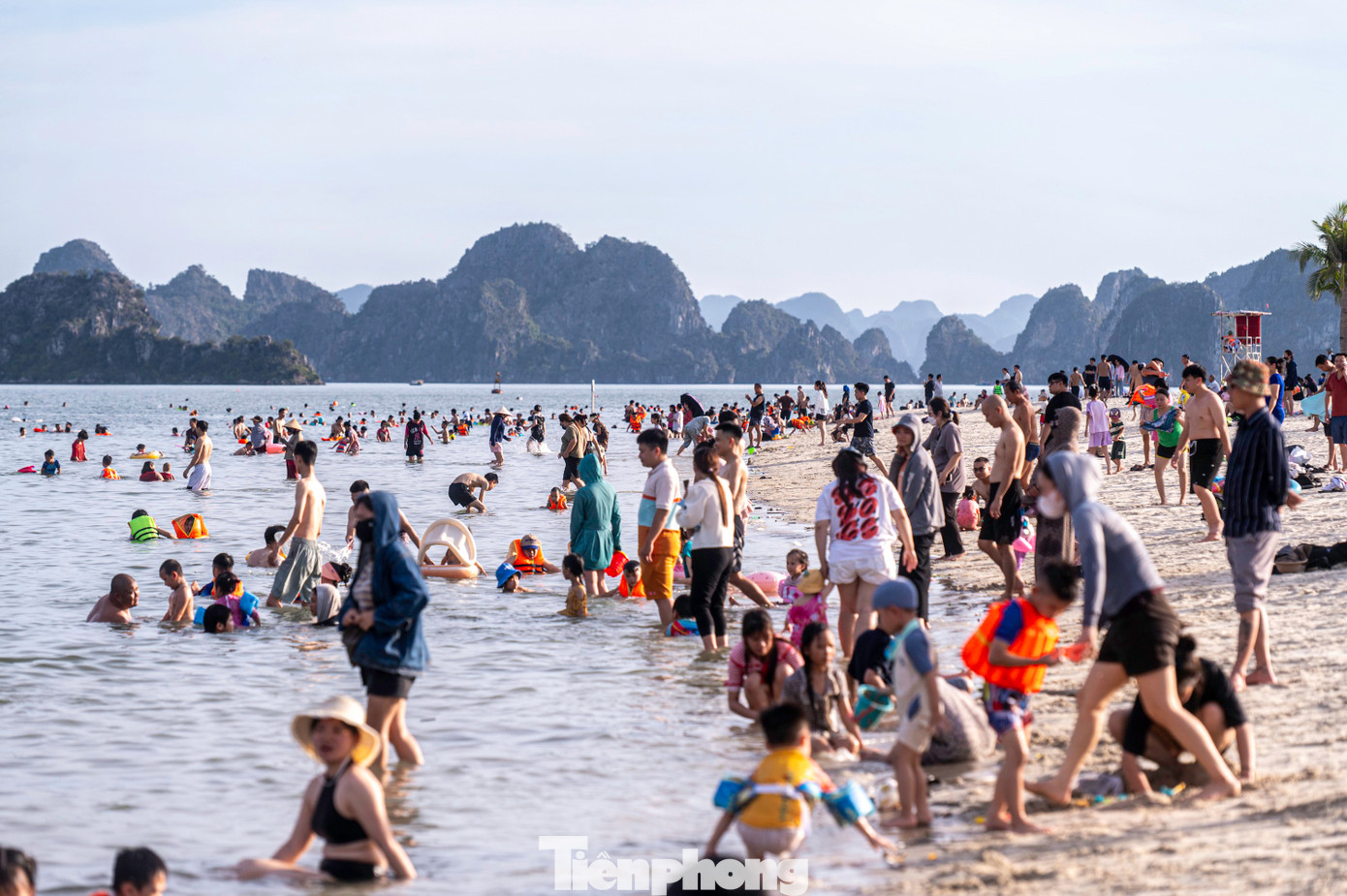 Ghi nhận của Báo Tiền Phong, tại bãi tắm Hòn Gai (phường Hồng Hà, TP Hạ Long) lúc 17h.