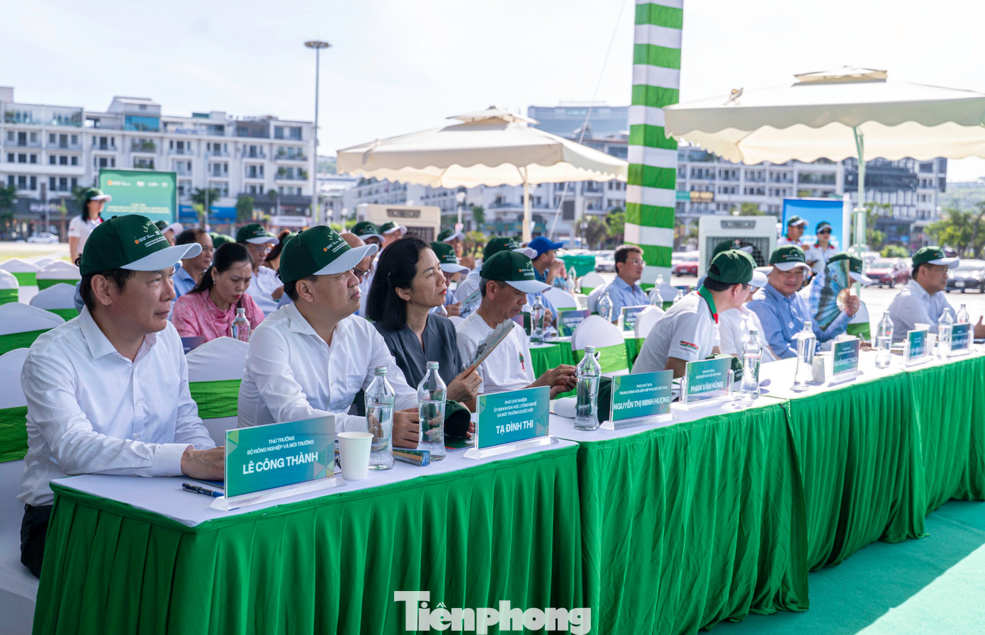 Tham dự lễ phát động có ông Lê Công Thành, Thứ trưởng Bộ Nông nghiệp và Môi trường; ông Tạ Đình Thi, Phó Chủ nhiệm Ủy ban Khoa học, Công nghệ và Môi trường Quốc hội; ông Nghiêm Xuân Cường, Phó Chủ tịch UBND tỉnh Quảng Ninh; hơn 1.000 đại biểu là đại diện lãnh đạo một số ban, bộ, ngành Trung ương và địa phương cùng đại diện các tổ chức quốc tế và nhân dân trong tỉnh Quảng Ninh.