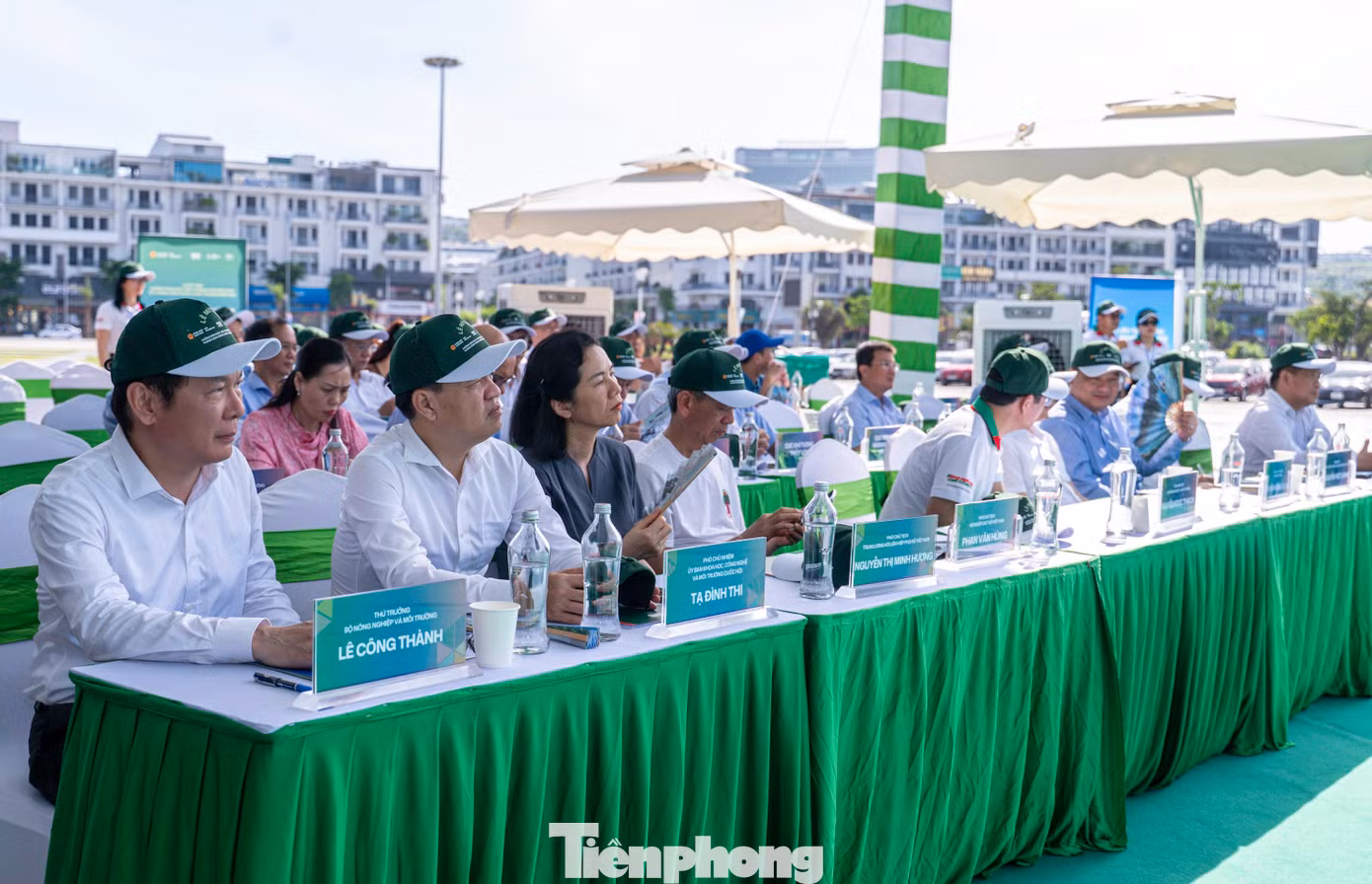 Tham dự lễ phát động có ông Lê Công Thành, Thứ trưởng Bộ Nông nghiệp và Môi trường; ông Tạ Đình Thi, Phó Chủ nhiệm Ủy ban Khoa học, Công nghệ và Môi trường Quốc hội; ông Nghiêm Xuân Cường, Phó Chủ tịch UBND tỉnh Quảng Ninh; hơn 1.000 đại biểu là đại diện lãnh đạo một số ban, bộ, ngành Trung ương và địa phương cùng đại diện các tổ chức quốc tế và nhân dân trong tỉnh Quảng Ninh. Tham dự lễ phát động có ông Lê Công Thành, Thứ trưởng Bộ Nông nghiệp và Môi trường; ông Tạ Đình Thi, Phó Chủ nhiệm Ủy ban Khoa học, Công nghệ và Môi trường Quốc hội; ông Nghiêm Xuân Cường, Phó Chủ tịch UBND tỉnh Quảng Ninh; hơn 1.000 đại biểu là đại diện lãnh đạo một số ban, bộ, ngành Trung ương và địa phương cùng đại diện các tổ chức quốc tế và nhân dân trong tỉnh Quảng Ninh.