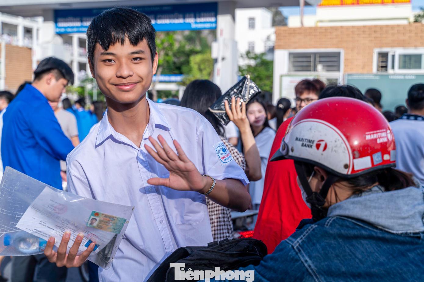 Em Trần Quang Thắng, tại điểm thi Trường THPT Chuyên Hạ Long, cho biết em cảm thấy rất hồi hộp khi tham gia kỳ thi tuyển sinh lớp 10 THPT. Thắng cho biết được gia đình đưa đến điểm thi và sẽ cố gắng hoàn thiện các bài thi tốt nhất. Em Trần Quang Thắng, tại điểm thi Trường THPT Chuyên Hạ Long, cho biết em cảm thấy rất hồi hộp khi tham gia kỳ thi tuyển sinh lớp 10 THPT. Thắng cho biết được gia đình đưa đến điểm thi và sẽ cố gắng hoàn thiện các bài thi tốt nhất.