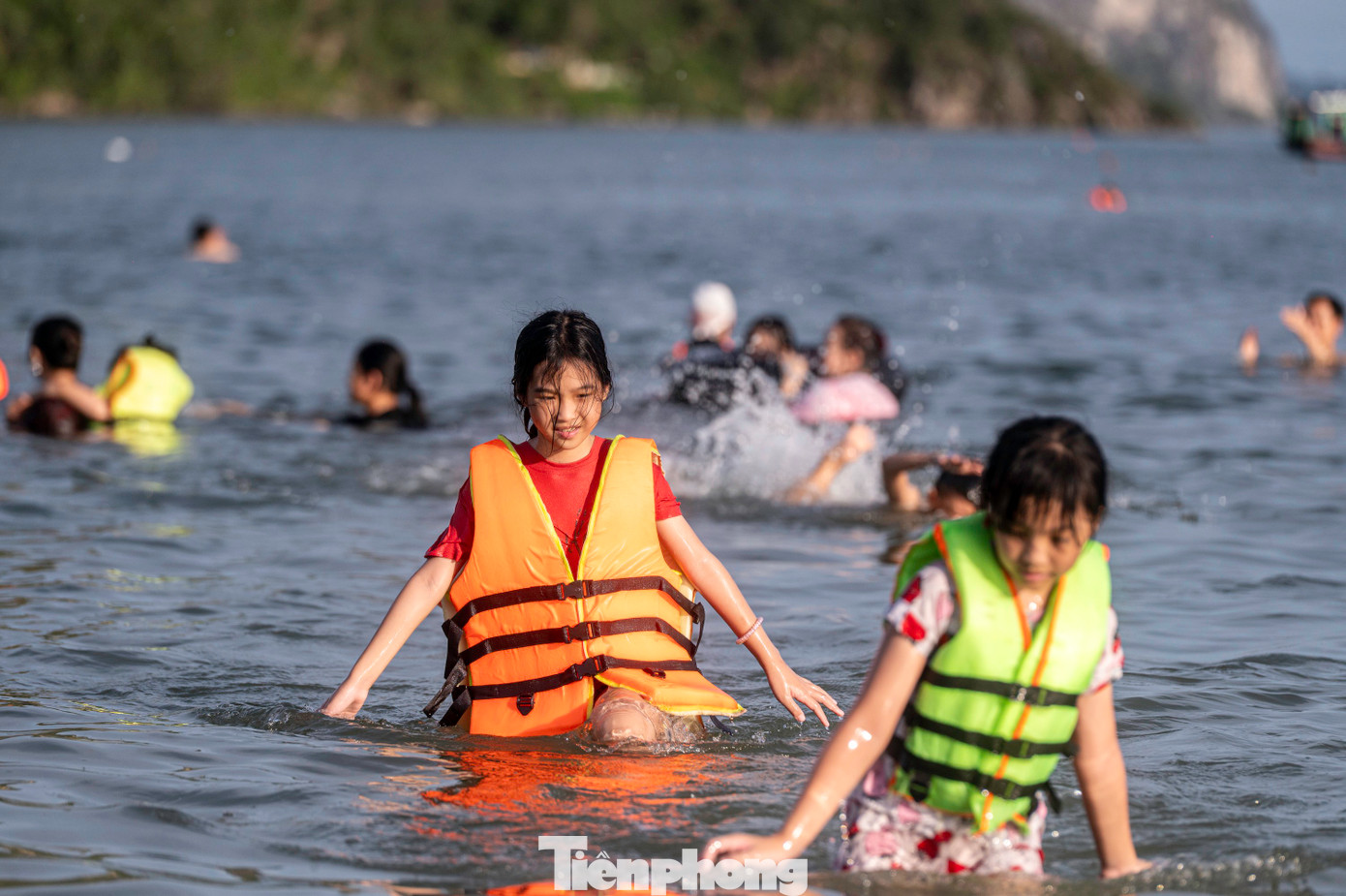 Theo nội quy bãi tắm, trẻ dưới 15 tuổi khi tắm tại đây phải mặc áo phao và có người giám hộ kiểm soát.