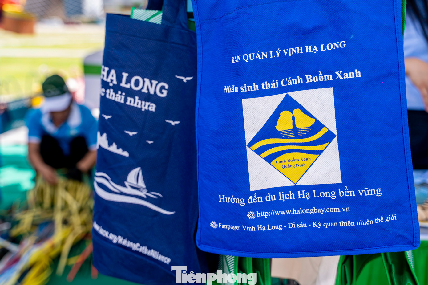 Việt Nam cũng đã ban hành Luật Bảo vệ môi trường 2020; kế hoạch hành động quốc gia về rác thải nhựa đại dương với mục tiêu đến năm 2030 sẽ giảm thiểu 75% rác thải nhựa trên biển và đại dương, 100% ngư cụ khai thác thủy sản bị mất hoặc bị vứt bỏ được thu gom, chấm dứt việc thải bỏ ngư cụ trực tiếp xuống biển, 100% khu, điểm du lịch, cơ sở kinh doanh dịch vụ lưu trú du lịch ven biển không sử dụng sản phẩm nhựa dùng một lần và túi ni lon khó phân hủy…