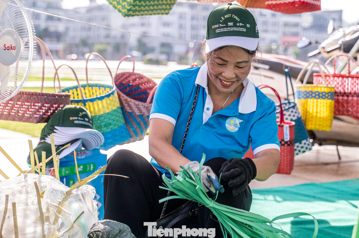 Các phong trào “Ngày thứ Bảy xanh”, “Hành trình xanh”, “Thu gom rác nhựa dọc bờ biển”… cùng nhiều chiến dịch thu gom rác nhựa tại các điểm du lịch ven biển, vịnh Hạ Long… được duy trì thực hiện thường xuyên. Đặc biệt, nhiều tổ chức tại Quảng Ninh có nhiều sáng kiến đổi rác lấy tiền để tái thiết môi trường sống hay "hồi sinh" rác thải thành các sản phẩm như giỏ xách, túi , tranh, quà lưu niệm... bày bán tới khách du lịch khi đến tham quan Hạ Long.