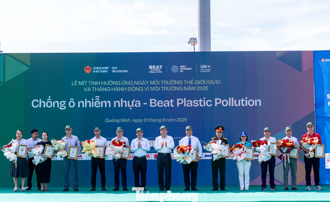 Trong chương trình, Bộ Nông nghiệp và Môi trường đã trao áo phao, thùng nhựa thân thiện với môi trường cho ngư dân TP Hạ Long. Đồng thời, trao tặng 2.000 túi vải không dệt bảo vệ môi trường và chai nước thủy tinh cho Ban Quản lý vịnh Hạ Long nhằm cùng các chủ tàu du lịch tham quan vịnh Hạ Long tuyên truyền, giới thiệu đến khách du lịch chung tay bảo vệ môi trường thiên nhiên.