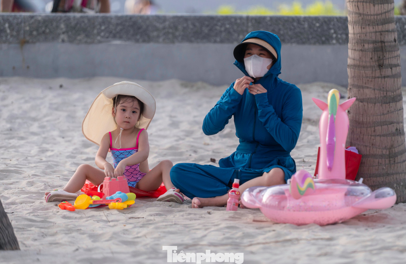 Một số gia đình chỉ đưa trẻ nhỏ ra bờ biển ngồi để hóng gió.