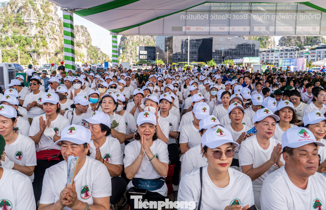 Tham dự lễ phát động có ông Lê Công Thành, Thứ trưởng Bộ Nông nghiệp và Môi trường; ông Tạ Đình Thi, Phó Chủ nhiệm Ủy ban Khoa học, Công nghệ và Môi trường Quốc hội; ông Nghiêm Xuân Cường, Phó Chủ tịch UBND tỉnh Quảng Ninh; hơn 1.000 đại biểu là đại diện lãnh đạo một số ban, bộ, ngành Trung ương và địa phương cùng đại diện các tổ chức quốc tế và nhân dân trong tỉnh Quảng Ninh.