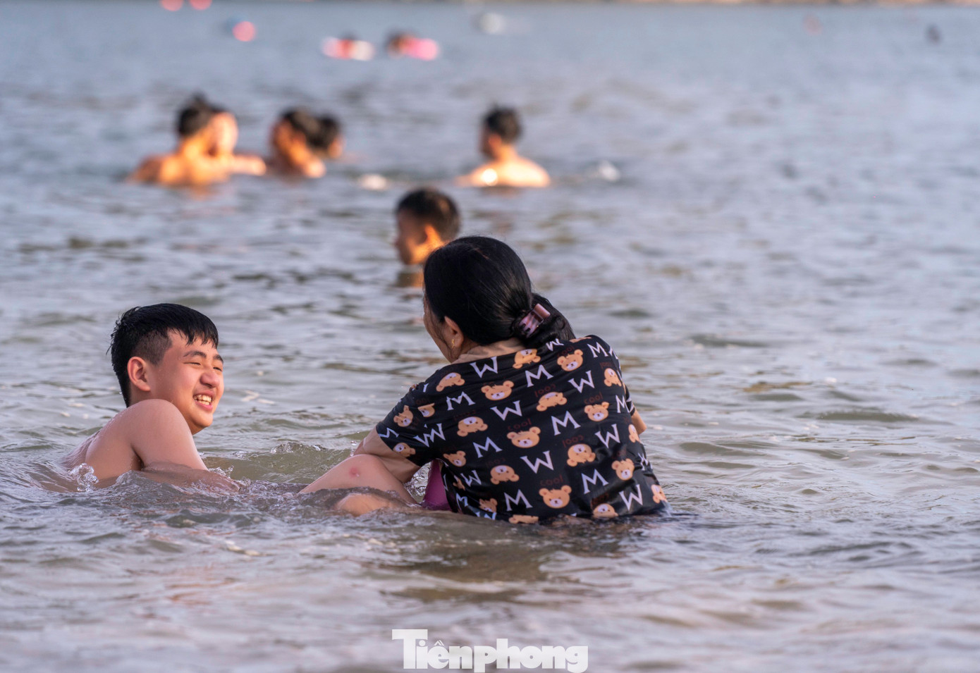 Ngâm mình vào làn nước biển xanh mát là cách hiệu quả nhất để xua tan cái nóng cả ngày của nhiều người từ trẻ em đến thanh niên, người lớn tuổi.