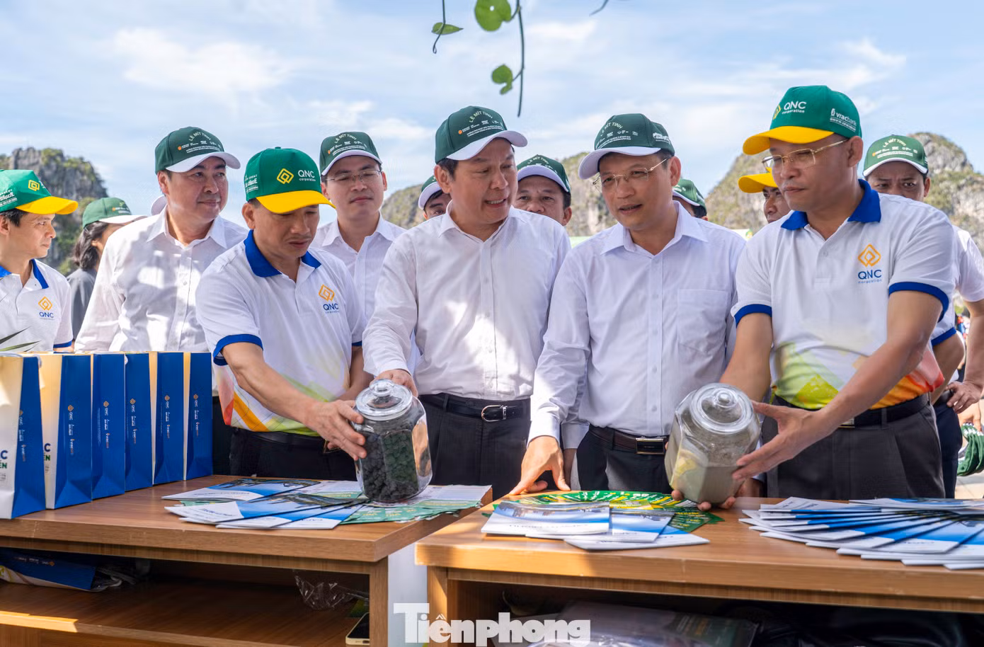 "Chủ đề Chống ô nhiễm nhựa được Liên hợp quốc lựa chọn không chỉ là một lời kêu gọi mà còn là cảnh báo cấp bách toàn cầu. Ô nhiễm nhựa đang trở thành một trong những thách thức nghiêm trọng nhất đối với môi trường sống của chúng ta và không một quốc gia nào có thể đứng ngoài cuộc chiến chống rác thải nhựa này", Thứ trưởng Lê Công Thành chia sẻ. "Chủ đề Chống ô nhiễm nhựa được Liên hợp quốc lựa chọn không chỉ là một lời kêu gọi mà còn là cảnh báo cấp bách toàn cầu. Ô nhiễm nhựa đang trở thành một trong những thách thức nghiêm trọng nhất đối với môi trường sống của chúng ta và không một quốc gia nào có thể đứng ngoài cuộc chiến chống rác thải nhựa này", Thứ trưởng Lê Công Thành chia sẻ.