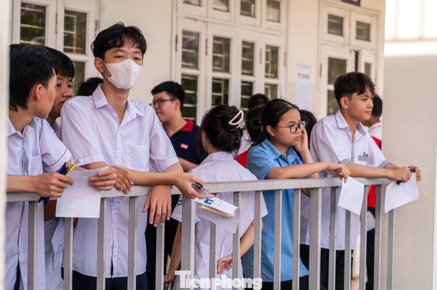 Đồng thời triển khai rà soát, xây dựng phương án chuẩn bị cơ sở vật chất, phương tiện, thiết bị phục vụ kỳ thi, đặc biệt là khâu in sao đề thi, làm phách, chấm thi, phúc khảo; chuẩn bị phương án nhân sự đảm bảo tiêu chuẩn, điều kiện quy định về năng lực, phẩm chất, nghiệp vụ để tham gia và hoàn thành tốt nhiệm vụ của kỳ thi; phối hợp chặt chẽ với các sở, ngành, địa phương, đơn vị chuẩn bị các điều kiện đảm bảo tổ chức thi theo quy định, tạo điều kiện thuận lợi cho thí sinh và an toàn cho công tác tổ chức thi. Đồng thời triển khai rà soát, xây dựng phương án chuẩn bị cơ sở vật chất, phương tiện, thiết bị phục vụ kỳ thi, đặc biệt là khâu in sao đề thi, làm phách, chấm thi, phúc khảo; chuẩn bị phương án nhân sự đảm bảo tiêu chuẩn, điều kiện quy định về năng lực, phẩm chất, nghiệp vụ để tham gia và hoàn thành tốt nhiệm vụ của kỳ thi; phối hợp chặt chẽ với các sở, ngành, địa phương, đơn vị chuẩn bị các điều kiện đảm bảo tổ chức thi theo quy định, tạo điều kiện thuận lợi cho thí sinh và an toàn cho công tác tổ chức thi.