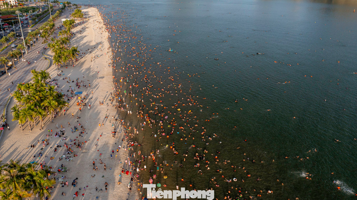 Đến khoảng 18h, khi mặt trời đã xuống, bãi tắm Hòn Gai dài gần 900 m ngày càng đông.