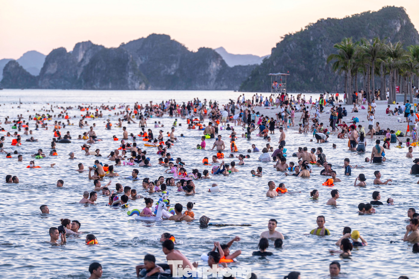 Những ngày gần đây thời tiết tại thành phố Hạ Long, tỉnh Quảng Ninh có nắng nóng khiến các bãi tắm thuộc địa phương này chật kín người vào mỗi buổi chiều. Những ngày gần đây thời tiết tại thành phố Hạ Long, tỉnh Quảng Ninh có nắng nóng khiến các bãi tắm thuộc địa phương này chật kín người vào mỗi buổi chiều.