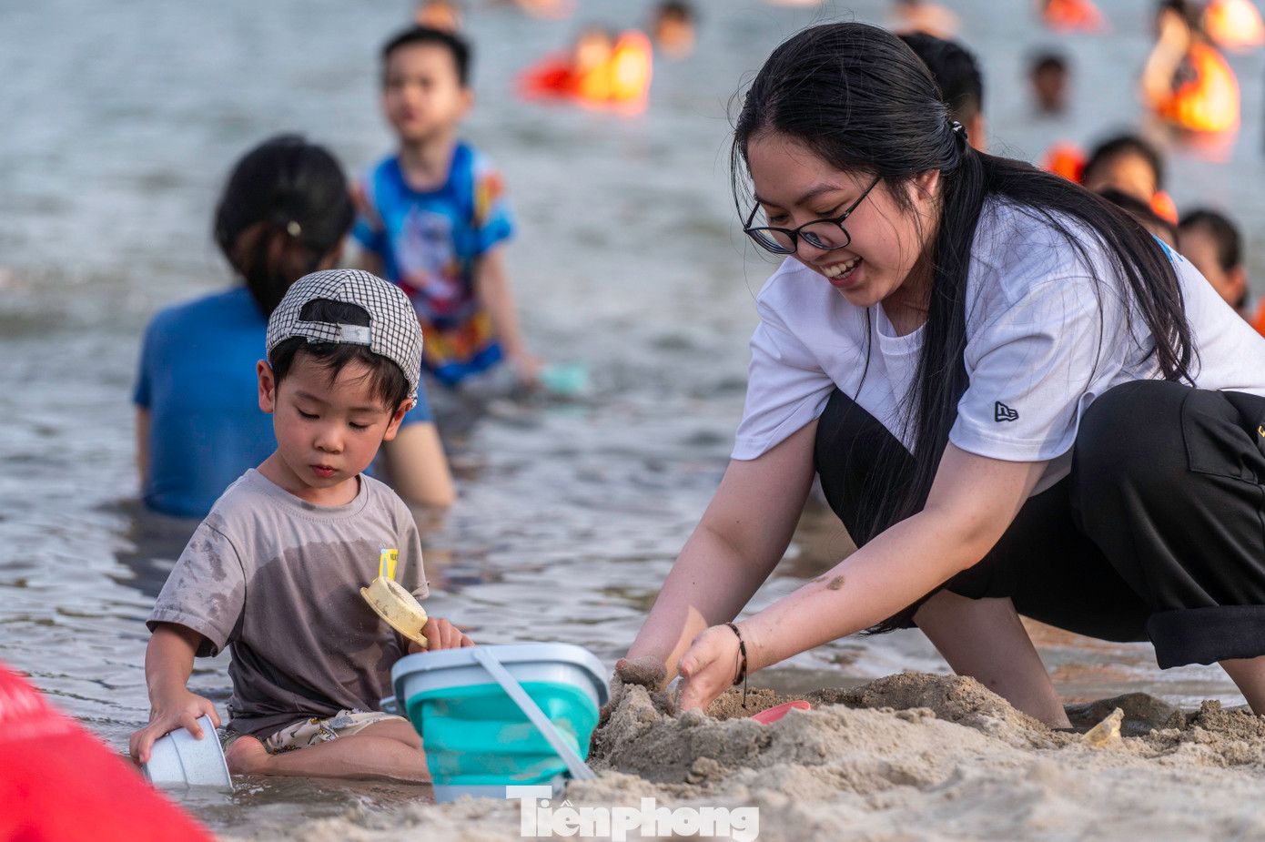 Về chiều, khi nhiệt độ đã hạ nhiệt, nhiều gia đình đưa trẻ nhỏ ra biển để tránh nóng.