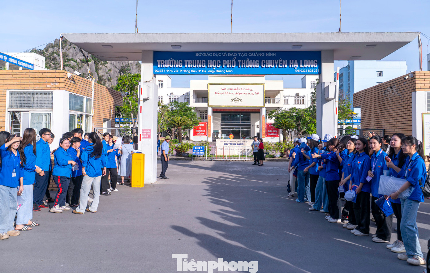 Các trường cũng bố trí lực lượng đoàn viên, thanh niên tình nguyện túc trực để giúp đỡ, hướng dẫn các sĩ tử trong quá trình đến các điểm thi. Các trường cũng bố trí lực lượng đoàn viên, thanh niên tình nguyện túc trực để giúp đỡ, hướng dẫn các sĩ tử trong quá trình đến các điểm thi.