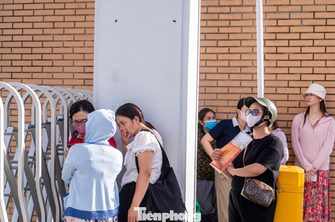 Sau khi đưa con vào phòng thi, phụ huynh của các sĩ tử vẫn tập trung khu vực ngoài cổng trường. Sau khi đưa con vào phòng thi, phụ huynh của các sĩ tử vẫn tập trung khu vực ngoài cổng trường.