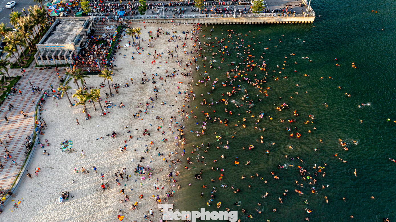 Thời tiết nắng nóng kéo dài cả tuần nay khiến hàng nghìn người dân đổ về bãi tắm Hòn Gai thuộc phường Hồng Hà, TP Hạ Long, tỉnh Quảng Ninh để tắm biển và tránh nóng.