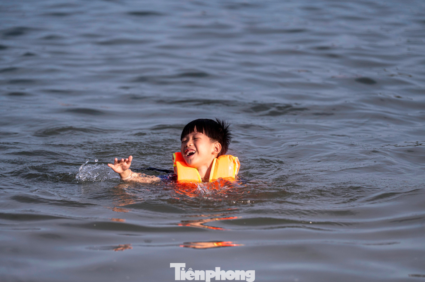 Ngâm mình vào làn nước biển xanh mát là cách hiệu quả nhất để xua tan cái nóng cả ngày của nhiều người từ trẻ em đến thanh niên, người lớn tuổi.