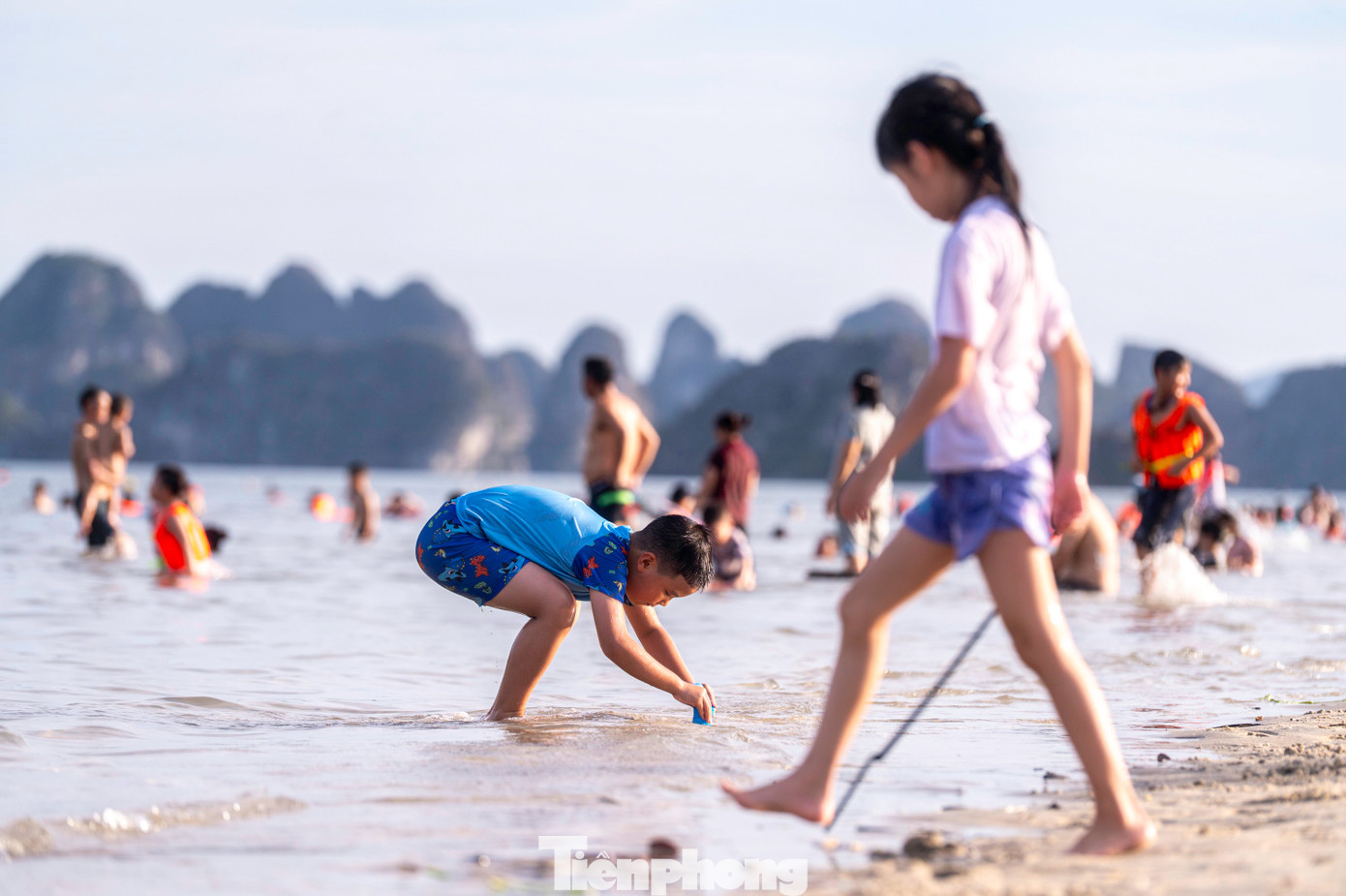 Về chiều, khi nhiệt độ đã hạ nhiệt, nhiều gia đình đưa trẻ nhỏ ra biển để tránh nóng.