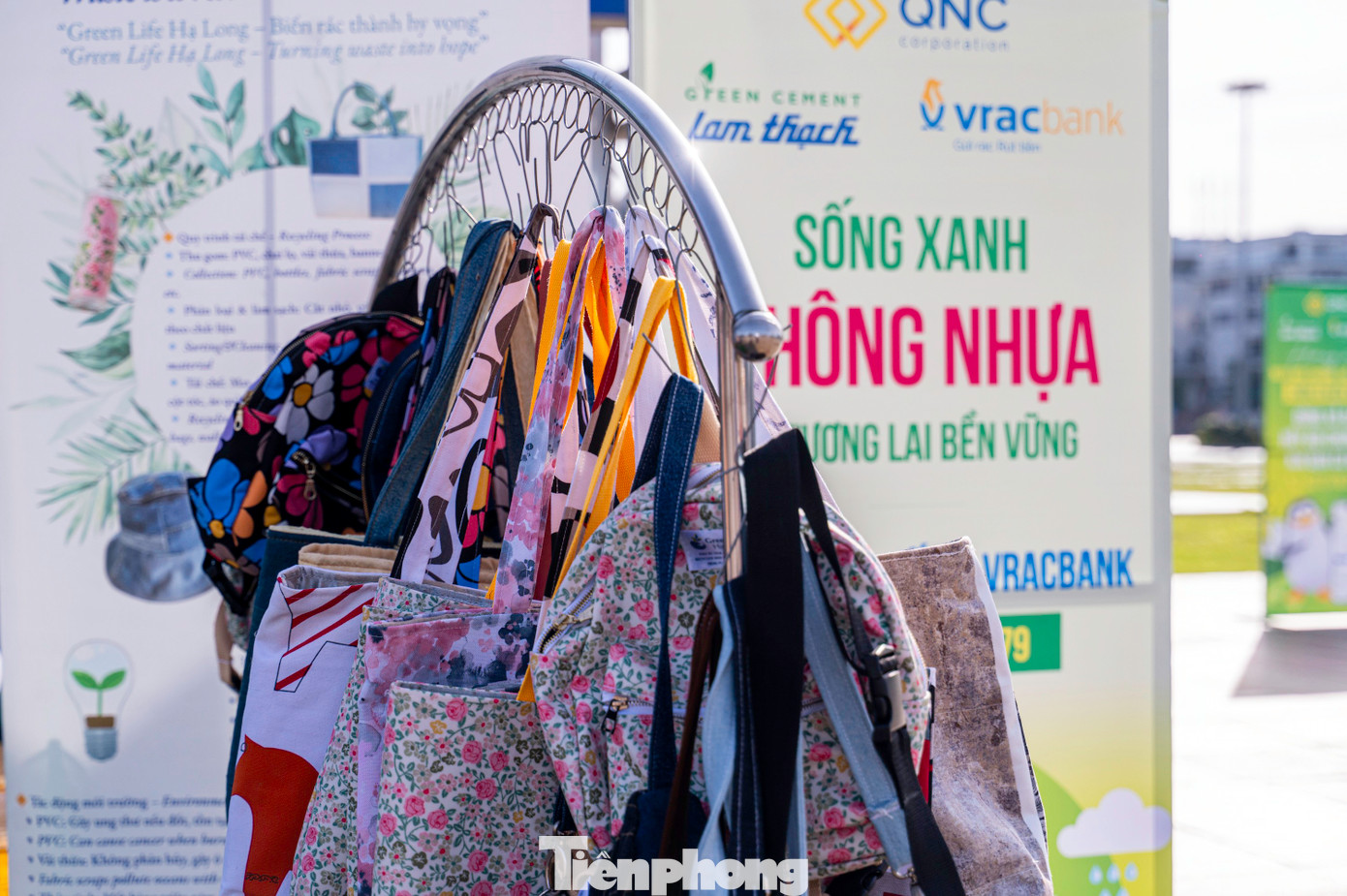 Đồng thời, qua chương trình mít tinh này Việt Nam khẳng định cam kết sử dụng hiệu quả tài nguyên, bảo vệ đa dạng sinh học, nâng cao khả năng thích ứng, thúc đẩy đổi mới sáng tạo và tăng cường hợp tác khu vực, toàn cầu, hướng tới nền kinh tế tuần hoàn và phát triển bền vững.