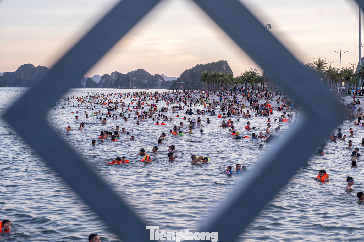 Đến khoảng 18h, khi mặt trời đã xuống, bãi tắm Hòn Gai dài gần 900 m ngày càng đông.